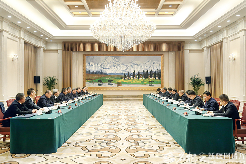 陳小江艾爾肯·吐尼亞孜會(huì)見中國中鐵股份有限公司董事長陳文健